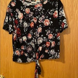 Short sleeve shirt. Knot in front.